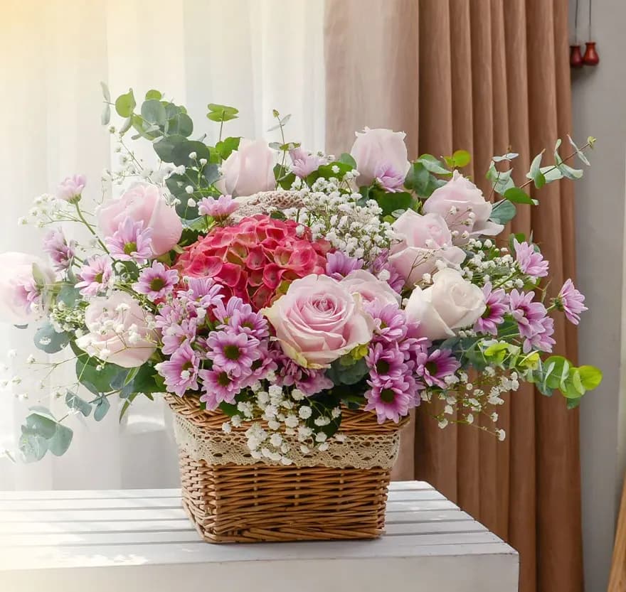 Giỏ hoa hồng phấn, cẩm tú cầu và cúc tana của Hoa Thanh Nhã